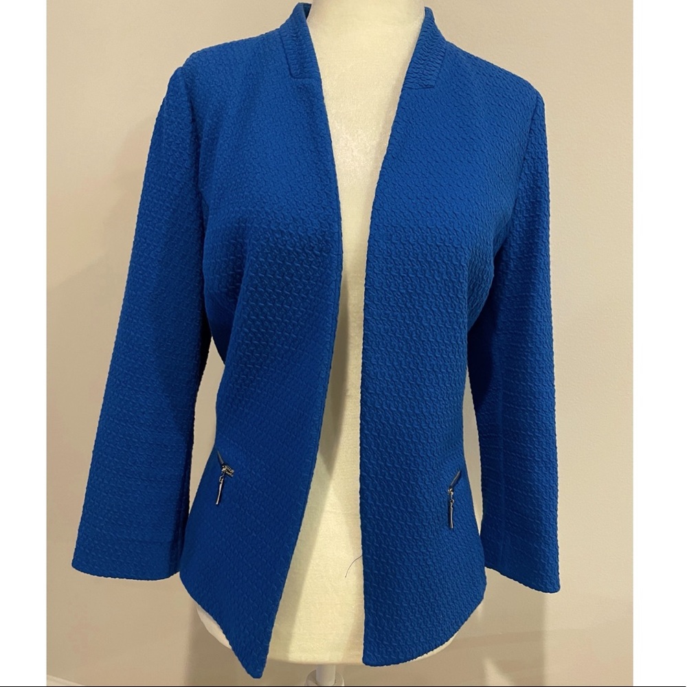 • Fitted Blazer • - Picture 2 of 7